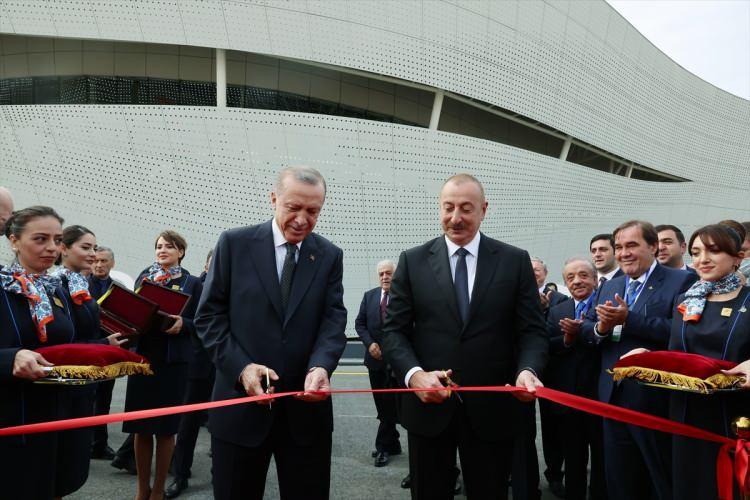 <p> Yeni havalimanının açılış kurdelesini kesen Erdoğan ve Aliyev'e, havalimanının sembolik anahtarları takdim edildi.</p>

<p> </p>
