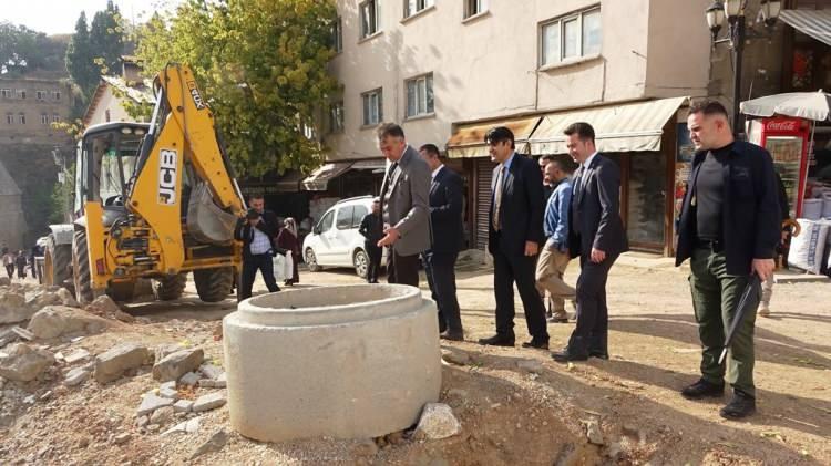 <p>1500’lü yıllardan kalma tarihi köprüler orijinal haline tam bir ay sonra kavuşmuş olacak. Tabi önümüz kış. Vatandaşlarımızın merak ettiği konu, ‘Kış girdiğinde biz zorlu kış koşullarında zorlanacak mıyız?’ Artık yarından itibaren de Nur Caddesi dediğimiz bu caddede asfaltlama çalışmasına başlıyoruz. 10 gün içinde de asfaltını bitireceğiz. Rekreasyon ve düzenleme alanındaki bütün betonarme işlerini ve kaplama işlerini de kışa girmeden bitirmiş olacağız. Bahar aylarında sadece yeşillendirme çalışmalarına başlayacağız. Onu da nisan ayında bitirmeyi planlıyoruz” diye konuştu.</p>
