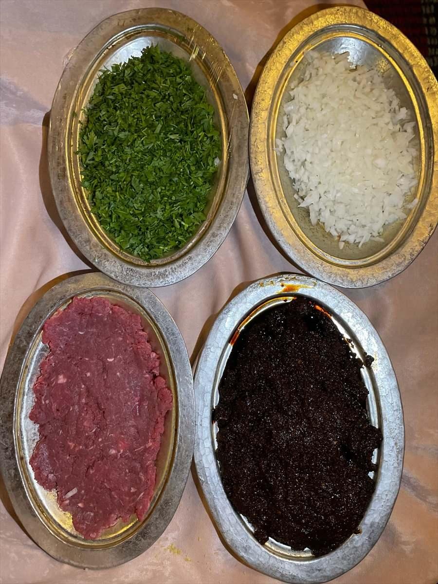 <p>Onlar kendi alanlarında biz de kendi alanlarımızda geleneğimizi devam ettiriyoruz. Herkese çiğ köfteyi tavsiye ediyoruz ama özellikle etsiz olanı tavsiye ediyoruz." ifadelerini kullandı.</p>

<p> </p>
