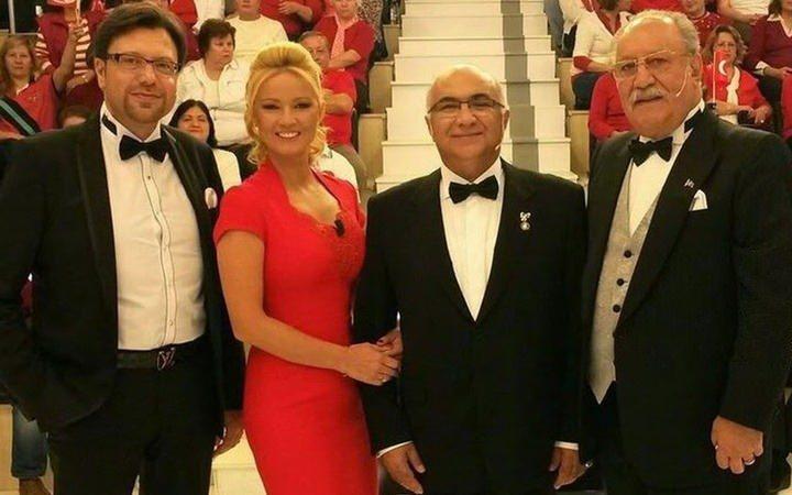 <p><span style="color:#000000"><strong>Arif Verimli'nin 'nin programdan ayrılmasının ardından birçok iddia ortaya atılırken twitter'dan bir takipçisinin, "Hocam konuyla alakası hiç yok biliyorum ama sizi oyuna getirerek programdan ayrılmanıza sebep olan adli tıpçı Şevki'yi asla affetmeyeceğim" yorumuna ünlü ismin verdiği cevap adeta olay oldu.</strong></span></p>
