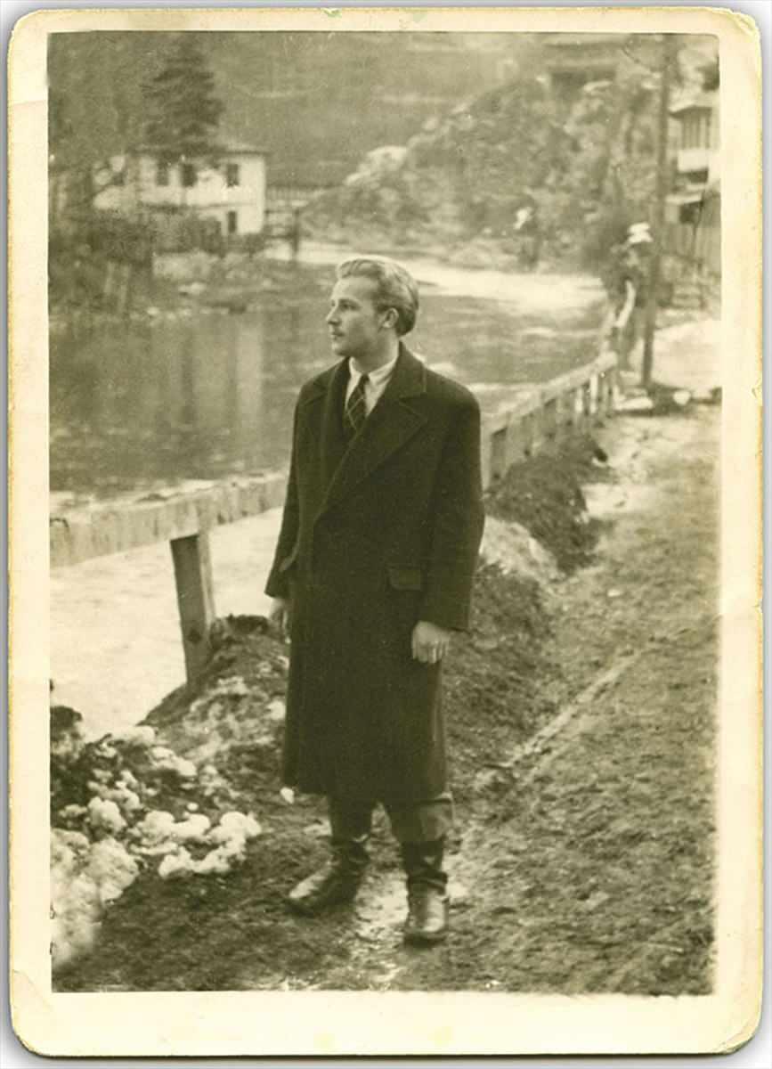 <p>Aliya İzzetbegoviç'in gençliğinden bir fotoğraf karesi. </p>
