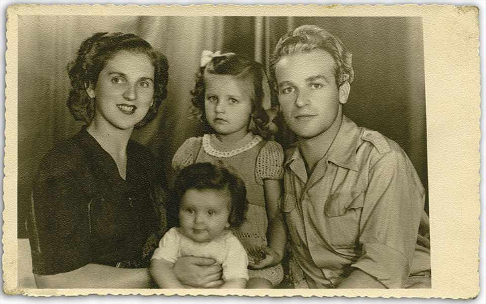 <p>Aliya İzzetbegoviç eşi Halida, kızları Leyla ve Sabina ile birlikte. </p>
