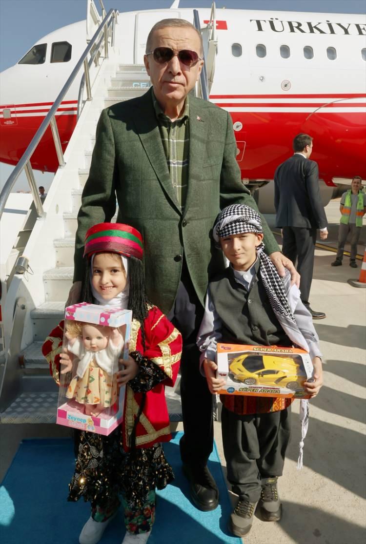 <p>Erdoğan'a Diyarbakır Havalimanındaki karşılama töreninde yöresel kıyafetli çocuklar tarafından çiçek takdim edildi.</p>
