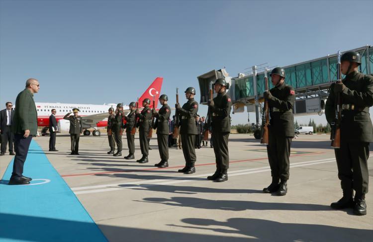 <p>Cumhurbaşkanı Recep Tayyip Erdoğan, Diyarbakır Çevre Yolu, TOKİ 1525 konut, 17 iş yeri, bir cami, büyükşehir yatırımları ile yapımı tamamlanan diğer projelerin toplu açılış törenine katılmak üzere Diyarbakır'a geldi.</p>
