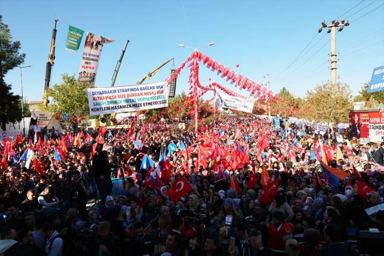 <p><strong>ERDOĞAN'I DİYARBAKIR'DA YÜZBİNLER KARŞILADI</strong></p>

<p> </p>

<p>Erdoğan, "Diyarbakır'ı özlemişiz, sizlerin coşkusundan anladığım üzere Diyarbakır da bizi özlemiş." diye konuştu.</p>
