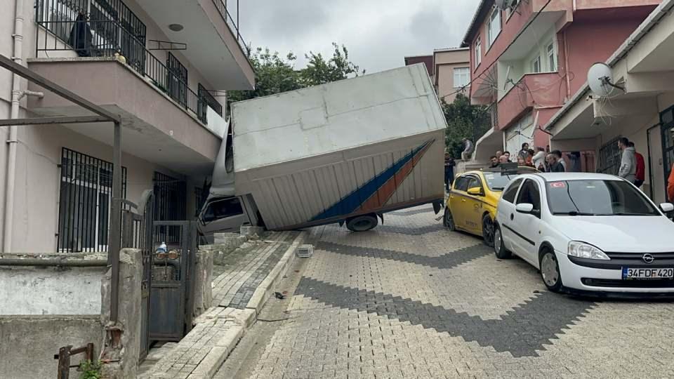 <p>Üsküdar Mehmet Akif Mahallesi Çiçeğim Sokak'ta saat 12.30 sıralarında, Ali Edis idaresindeki 34 DBS 98 plakalı kamyonet, yokuştan inerken kaymaya başladı. Sürücüsünün kontrol edemediği öğrenilen kamyonet, önce park halindeki 34 TFR 71 plakalı taksiye, daha sonra 4 katlı apartmanın giriş katındaki balkona çarptı. Kazada kamyonetin yolcu koltuğunda oturan Diyarbek Özberaliev yaralanırken, sürücü yara almadan atlattı. </p>
<p> </p>
