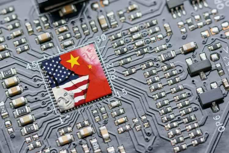 <p>Huawei'ye 2019 yılında uygulanan kısıtlamalar ile gün yüzüne çıkan ABD-Çin teknoloji savaşı, son dönemde çip sektöründe karşılıklı atılan adımlarla zirveye ulaştı.</p>
