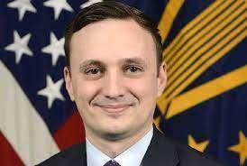 <p>Pentagon’dan istifa eden baş yazılım sorumlusu Nicolas Chaillan'ın Çin’in yapay zekâ konusunda ABD’yi geçtiğini söylemesi ise ABD tarafından gelen en çarpıcı itiraf olarak dikkatleri çekti. Chaillan, “Çin’e karşı 15-20 yıl içinde hiçbir rekabet şansımız yok. Şu an bu, bitmiş bir mesele. Bana göre çoktan bitti” ifadelerini kullanmıştı.</p>
