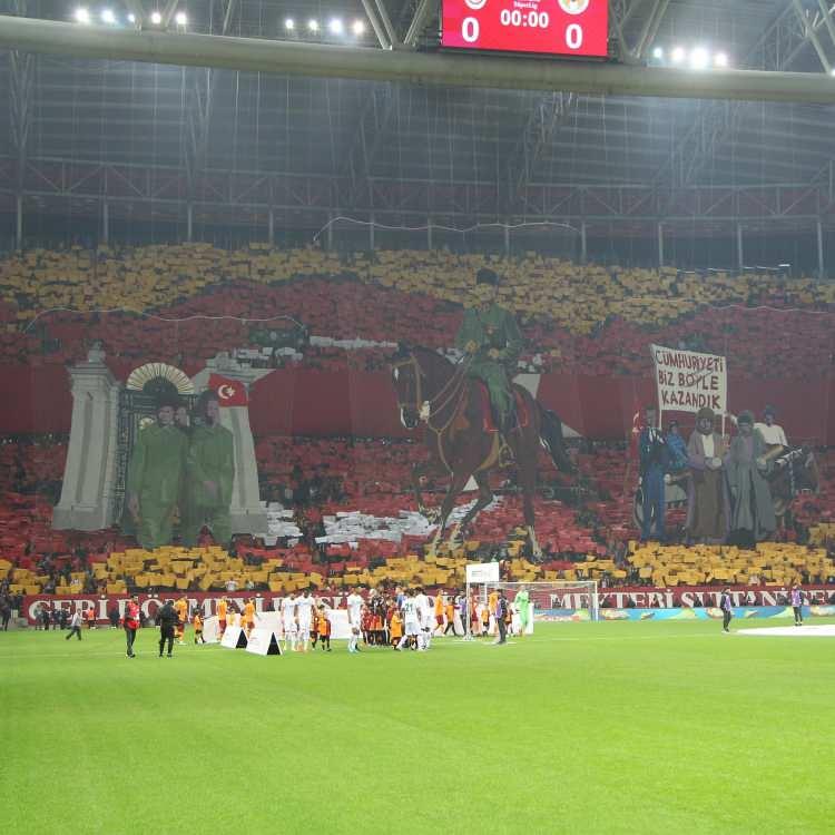 <p>Galatasaraylı taraftarlar, Alanyaspor maçında Cumhuriyetin 100. yılıyla ilgili 3 boyutlu koreografi yaptı.</p>
