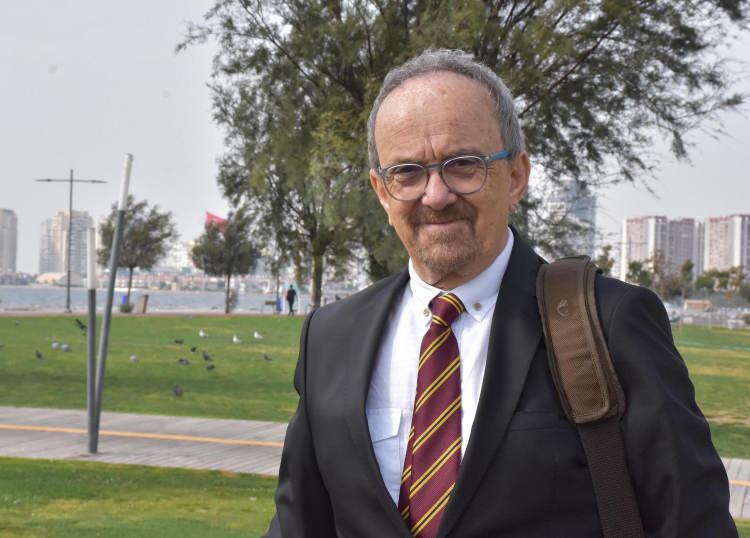 <p><span style="color:rgb(99, 99, 99)">Prof. Dr. Semih Güneri, Türkiye Cumhuriyeti'nin yüzüncü yıl dönümünde Avrasya'da yürüttükleri çalışmanın 25'inci yılını tamamlayacaklarını da belirterek, "Türk tarihini kaynak topraklarda araştıran OTAK projesi çalışmaları çeyrek asırdır aralıksız devam ediyor. Cumhuriyetimizin yüzüncü yılında Türk bilim takımı olarak bunun kutlamalarını hem Moğolistan'da hem de Sibirya bölgesindeki kazılarımız sırasında yapmayı planlıyoruz. Bu arada, 104 yıllık İrkutsk Devlet Üniversitesi'nin tarih fakültesinden aldığım teklif üzerine, üniversitede uzmanlık alanlarım ile ilgili dersler vereceğim, doğal olarak araştırmalarımı da bu üniversite adına sürdüreceğim" diye konuştu.</span></p>