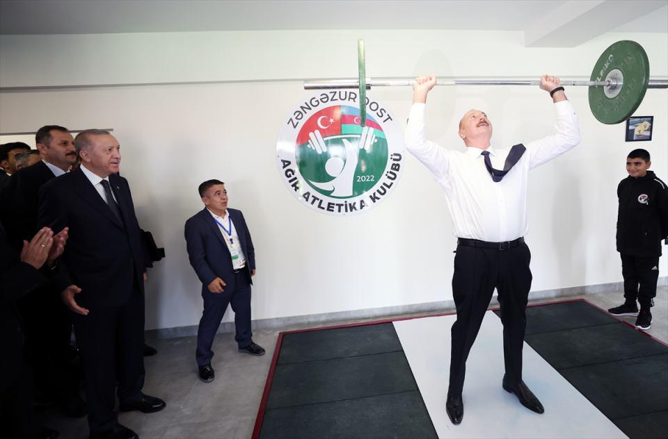 Cumhurbaşkanı İlham Aliyev'den şaşırtan hareket! Halteri kaldırınca Halil Mutlu bile şaştı kaldı 