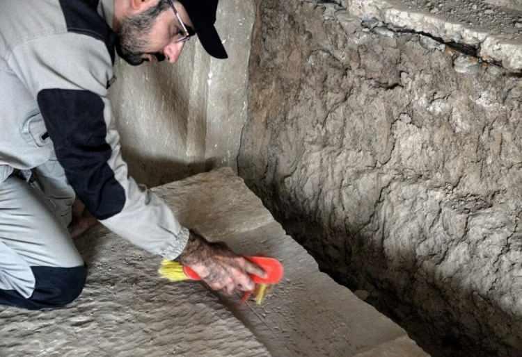 <p>Sekiz mermer rölyeften oluşan 2 bin 700 yıllık eser, DEAŞ militanlarının 2016 yılında yıktığı antik Mashki Kapısı'nı yeniden inşa etmek için çalışan ABD-Iraklı bir kazı ekibi tarafından Musul'da bulundu. </p>
