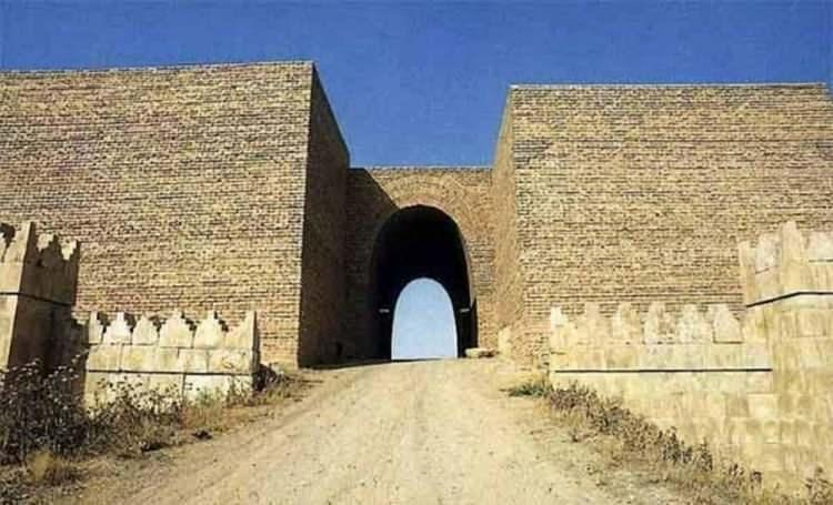 <p>Khodr, kapının yeraltındaki bölümlerinin 2 bin 700 yıllık oymalar da dahil olmak üzere büyük ölçüde korunduğunu, ancak yerin üstünde olan her şeyin çoğunun yok edildiğini sözlerine ekledi. </p>