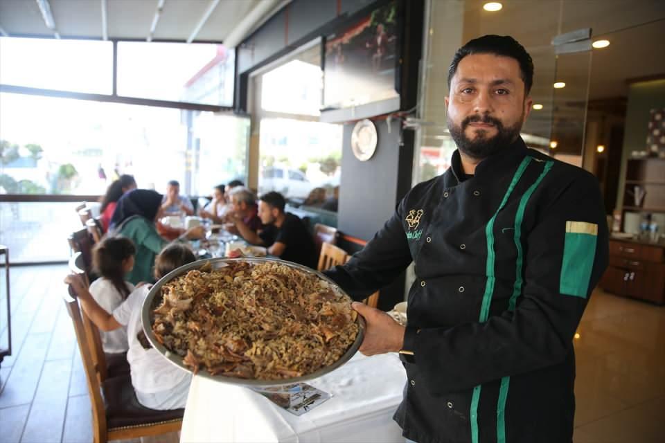 <p><strong>"Kaburga dolması Diyarbakır'ındır, Diyarbakır'ın kalacak"</strong></p>

<p>Kentte yıllardır işlettiği restoranda kaburga dolması yapan Çetin Nazlıcan da bu yemeği ticari olarak sofralara taşıyan ilk aile olduklarını kaydetti.</p>
