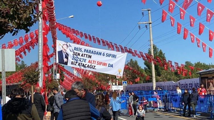 <p>"Diyarbakır'ın rengi terör değildir, başarıyla tamamlanan Sur Kültür Yolu Festivali'dir." diyen Erdoğan, karanlık günlerin geride kaldığını söyledi.</p>
