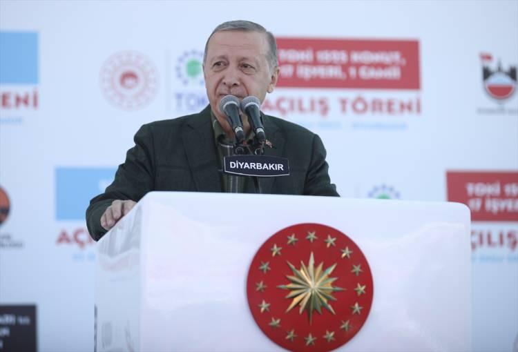 <p>"Diyarbakır başta ülkemizin her karış toprağına hakim kıldığımız huzur ikliminin önüne kimsenin çıkmasına izin vermeyeceğiz." diyen Erdoğan, "İçinde müzeden kütüphaneye, kültür ve sanat birimlerine kadar pek çok bölümün yer alacağı bu eserin hayırlı olmasını diliyorum." ifadelerini kullandı.</p>