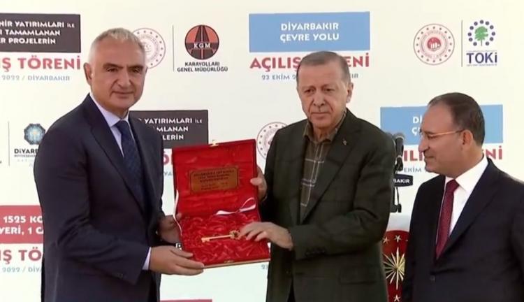 <p>Başkan Erdoğan, "Geçmişte zulümlere, kötü hatıralara konu olan Diyarbakır Cezaevi binası hem hafıza hem de farklı alanlarda faaliyet yürütme mekanı olarak hizmet verecek" açıklamasında bulundu.</p>
