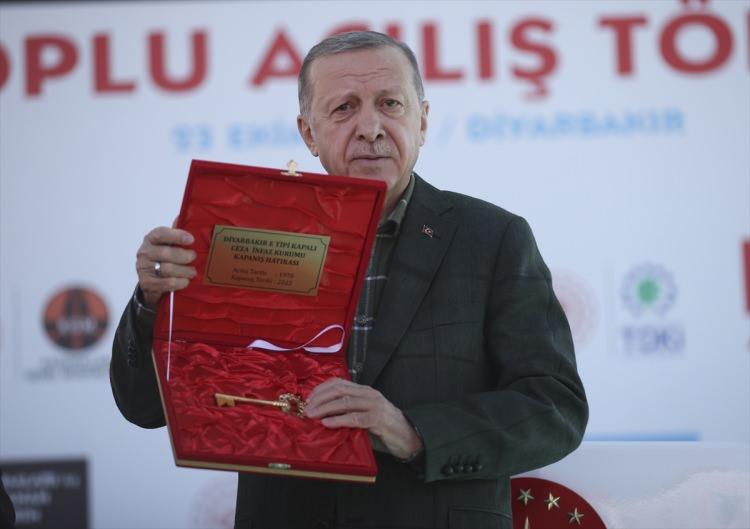 <p><strong>TÜRKİYE'NİN KARA LEKESİ MÜZE OLUYOR</strong></p>

<p> </p>

<p>Erdoğan, "Diyarbakır Cezaevi müze oluyor. Cezaevi tamamen boşaltıldı. Bugün itibariyle de Adalet Bakanlığı'ndan Kültür ve Turizm Bakanlığı'na devredildi." diyerek Adalet Bakanlığındaki cezaevi anahtarını Kültür Bakanlığına devretti.</p>
