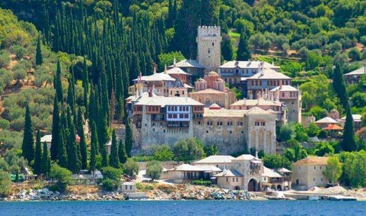 <p><strong>Aynoroz'da yaşayan yaklaşık 2000 kişinin hepsi erkek. ve genelde erkekler manastırda çalışıyor yani çoğu din adamı. Kısaca Aynoroz Adası'nda Komünal bir yaşam tarzı var.</strong></p>
