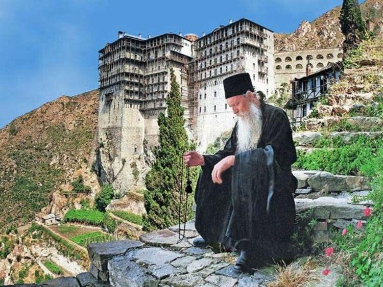 <p><strong>Aynoroz yarımadasının statüsü günümüzde Avrupa Birliği ve Avrupa Parlamentosu’nda bile tartışılmakta.</strong></p>
<p><strong>Hatta Avrupa Parlamentosu sosyalist grubunun Hollandalı kadın milletvekili J. Svibel’in, AB ülkelerinde temel insan haklarının durumu ile ilgili 135 maddelik raporunun 255’e karşı 277 oyla kabul edildiği haberi hiç de hoş karşılanmadı.</strong></p>