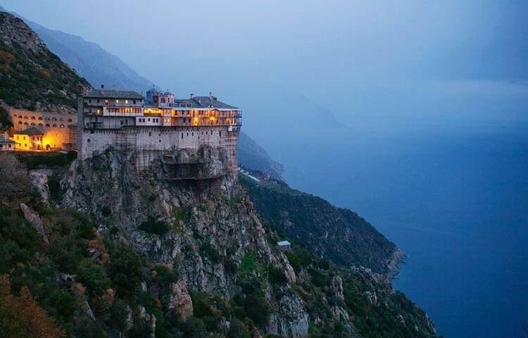 <p><strong>Athos'un altında kaldığı bu dev kaya Athos Dağı oluyor.</strong></p>
<p> </p>