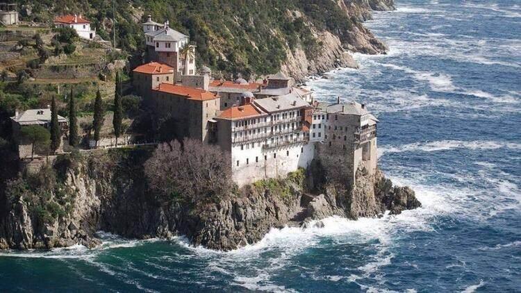 <p><strong>1988 yılında UNESCO Dünya Mirası Listesine alınan Athos Dağı, Ortodoksların en kutsal bölgesi olma özelliğinin yanı sıra mistik havasıyla da insanları etkilemeye devam ediyor.</strong></p>
<p> </p>