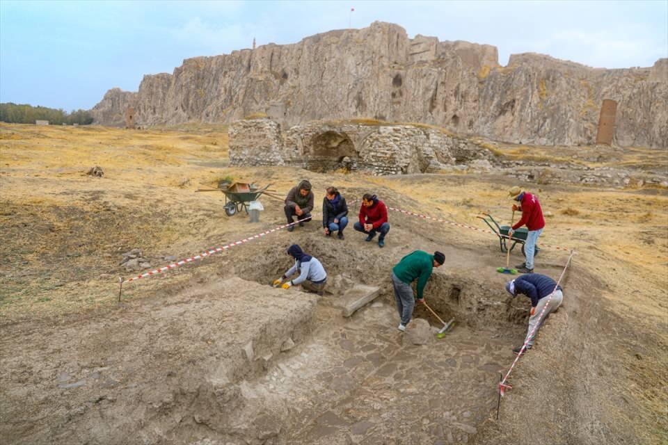 <p>Arkeolojik kazılar ve restorasyon çalışmalarıyla kent alanı hem turizme kazandırılacak hem de kültür tarihi açısından çok önemli sonuçlar doğuracak. Van'ın belleğini taşıyan bu alan dönüştürülmüş olacak." şeklinde konuştu</p>