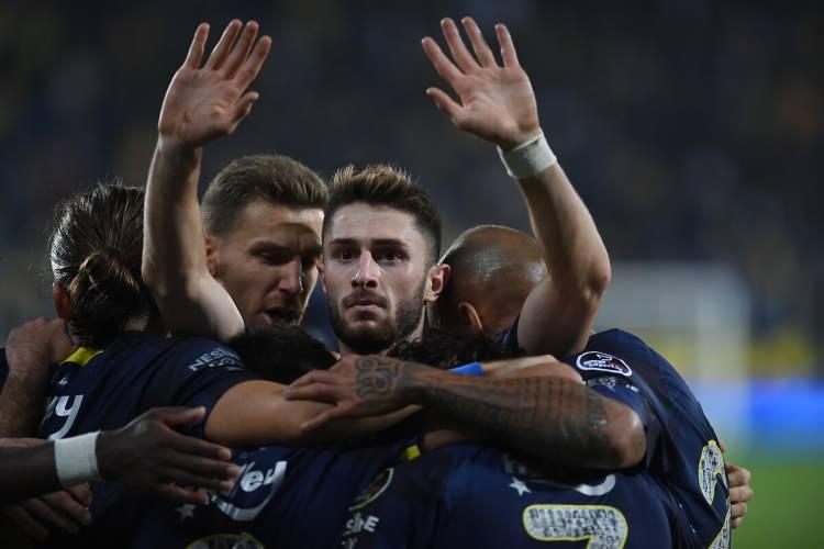 <p>Fenerbahçe, bu sezon oynadığı ofansif oyunla taratarıfının takdirini kazanırken Real Madrid ve Barcelona gibi Avrupa'nın dev kulüplerini geçmeyi başardı. </p>