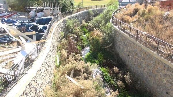 <p> Gümüşhane’nin Şiran ilçe sınırları içerisinde 3,5 kilometre uzunluğa ve 9 metre genişliğe sahip olan Şiran Deresi, yatağında büyüyen ağaçların yanı sıra biriken kum ile çakıllar nedeniyle olası lokal ve şiddetli sağanak sonrası taşkın taşıyor. </p>
