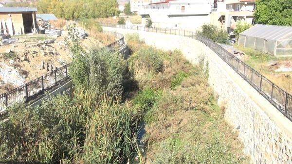<p>Vatandaşlar derenin taşkın riskine karşı önlem alınıp temizlenmesini istiyor.</p>
