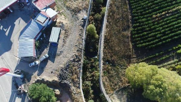 <p>Yağışların yüksek olduğu dönemlerde ya da mevsimlerde akarsu yatağından taşarak çevresinde bulunan yerleşim yerlerine, tesislere ve canlılara zarar verecek. Bu da haliyle bir doğa felaketi olarak karşımıza çıkacak.</p>
