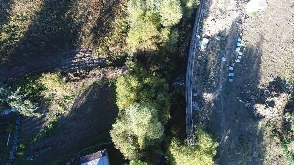 <p> Burada bakıyoruz ki akarsu belli bir kanalın içerisine hapsedilmiş. O kanalın tabanında beton var. Suyun azaldığı ve sıcaklığın arttığı yaz döneminde o yatağın içerisine birikmiş olan toprak, katı-ince malzemeler içerisinde bulunduğu organik maddeler sıcaklığın artması ile birlikte yeşerecek ve bir ot topluluğu meydana getirecek. </p>
