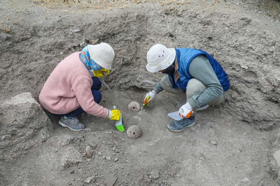 <p>Başta Urartular olmak üzere Ahlatşahlar, Eyyubiler, İlhanlılar, Anadolu Selçuklu, Akkoyunlu ve Osmanlı devletlerince yerleşim yeri olarak kullanılan Van Kalesi'nin güneyindeki "Eski Van Şehri"nin turizme kazandırılması için çalışmalar devam ediyor.</p>

<p> </p>
