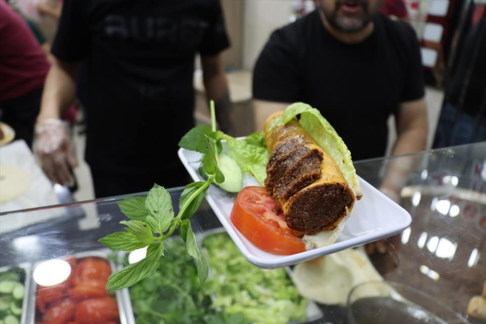 <p>Şanlıurfalıların etle, Adıyamanlıların ise etsiz yoğurması, iki kentin çiğ köftesini ayıran temel özellik olarak biliniyor.</p>

<p> </p>

