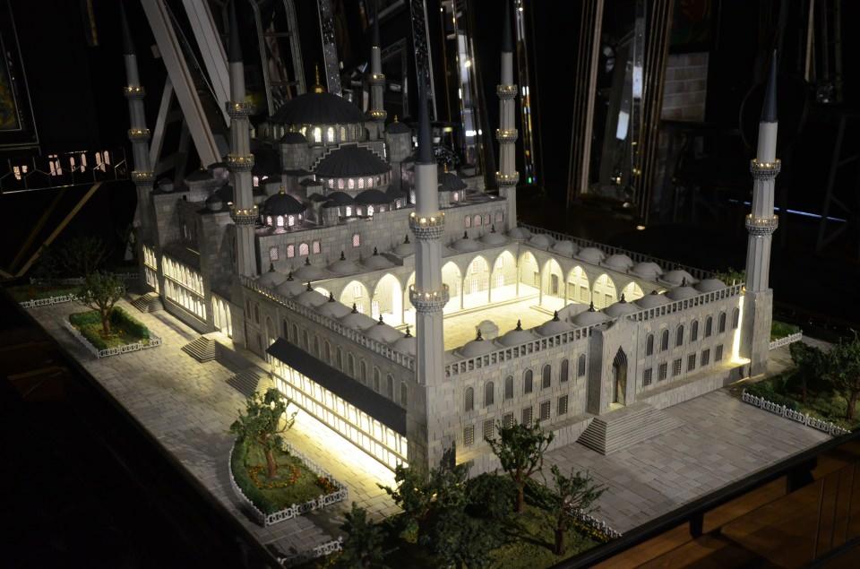 <p>Altınordu ilçesinde tasarım ayna satışı üzerine faaliyet gösteren iş yerini işleten Serkan Alper, geçen yıllarda İstanbul'daki Sultanahmet Camisi'ni ziyaret etti. </p>

<p> </p>
