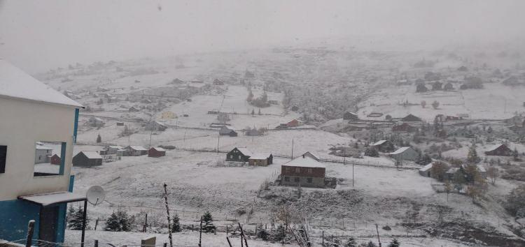 <p><strong>Giresun’un yüksek kesimleri beyaza büründü</strong><br />
<br />
Giresun’un sahil kesimlerinde son günlerde etkili olan sağanak yağış, yüksek kesimlerde yerini kar yağışına bıraktı.<br />
</p>