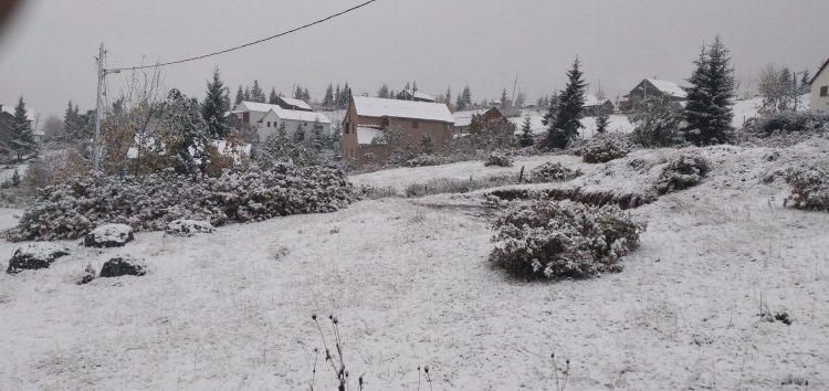 <p>Hava sıcaklığının ani düşmesi ile birlikte Giresun’u İç Anadolu Bölgesi'ne bağlayan 2200 rakımlı Eğribel Geçidi ile Giresun-Trabzon il sınırında bulunan Sis Dağı Yaylasına kar yağdı. </p>