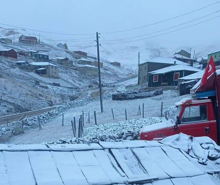 <p><strong>Trabzon’un yaylaları beyaz örtüyle kaplandı</strong><br />
<br />
Hava sıcaklıklarının ani düşüşü ile birlikte Doğu Karadeniz’in yüksek yaylalarında dün gece kar yağışı yaşandı. Kar yağışının ardından yaylalar beyaz örtüyle kaplandı.<br />
</p>
