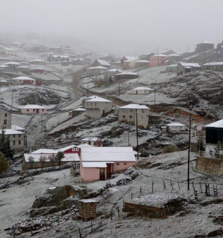 <p>Bölgenin 2 bin metreden yüksek hemen hemen her noktasında gerçekleşen kar yağışı özellikle Trabzon’un Kadırga, Sis Dağı, Mağalambos, Kırklar Dağı, Kama ve Şekersu Yaylaları’nda etkili oldu. </p>