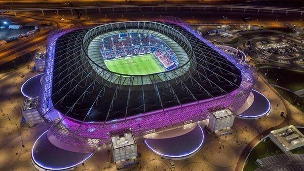 <p><span style="color:#000000"><strong>2 Aralık 2010 tarihinde yapılan oylama sonucunda, 22. FIFA Dünya Kupası'na ev sahipliği yapacak olan ülkenin Katar olacağı açıklanmıştı. </strong></span></p>
