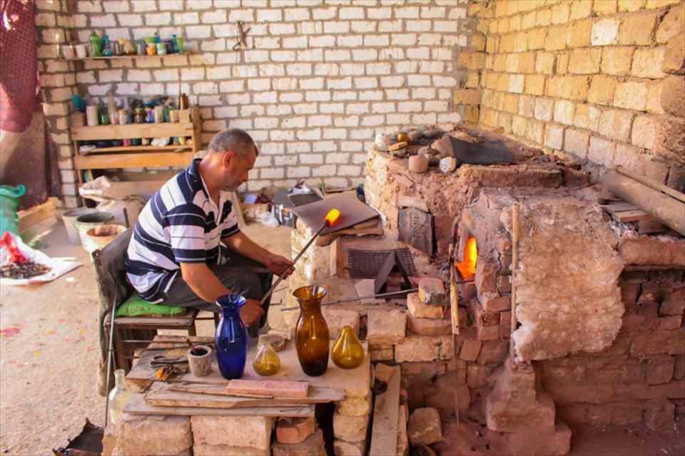 <p>Topladığı cam parçalarını kırarak basit cam atölyesindeki fırında 1300 derece sıcaklıkta eriten Mahmud, daha sonra demir bir silindir yardımıyla üfleyerek rengarenk çok farklı şekil ve boyutlarda ürünler ortaya koyuyor.</p>
