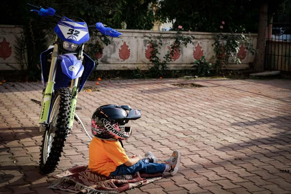 <p> Eski motosiklet yarışçısı Kenan Sofuoğlu’nun oğlu ile birlikte çekindiği videoları her gün izleyip yarışçı olma hayali kuran minik Göktürk, "Motosikletimi hırsızlar aldı. </p>
