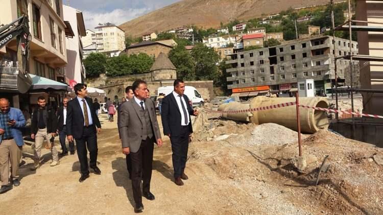 <p>Vali Çağatay, “2021 yılı Ağustos ayında boşaltmaya başladığımız Bitlis Dere üstündeki faaliyetimize öncelikle dere üstünü işgal eden yapıları yıkarak başlamıştık. Devamında Çevre, Şehircilik ve İklim Değişikliği Bakanlığı TOKİ Başkanlığı tarafından ihalesi yapıldı. Dere üstündeki rekreasyon ve düzenleme çalışmalarımız devam ediyor. Geldiğimiz noktada bin 400 metrelik dere üzerindeki 10 adet tarihi köprünün restorasyon çalışmalarını yaklaşık bir ay sonra tamamen bitirmiş olacağız. </p>
