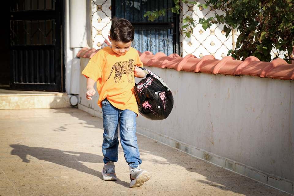 <p>Göktürk’ün durumu annesi Eda Tezcan’a bildirmesinin ardından motosikletin çalındığı fark edilirken, baba Türker Burak Tezcan, polise giderek şikayetçi oldu. Motosikletinin çalınmasından dolayı büyük üzüntü yaşayan minik Göktürk’ün elinde ise sadece kaskı kaldı.</p>

<p> </p>
