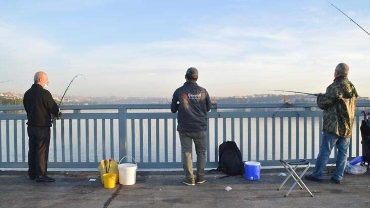 <p><strong>“Zaten Marmara can çekişiyor, İnşallah bu tarafa gelmez”</strong></p>

<p>Galata Köprüsü’nde balık tutan Yalçın Şanlı isimli bir vatandaş ise, “Zaten Marmara şu anda can çekişiyor. Daha önce bir sürü balık çeşidi vardı ama var olan balıkların yüzde 80’i şu anda yok. Bir de o girerse şu an var olan istavrit, mezgit tamamen yok olur. Belki bir tek kefal kalır. O yüzden İnşallah bu tarafa gelmez diyelim” diye konuştu.</p>
