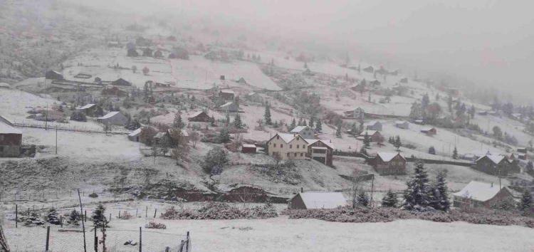 <p><strong>EGE</strong></p>
<p>Az bulutlu ve açık geçeceği tahmin ediliyor. Sabah ve gece saatlerinde bölgenin iç kesimlerinde pus ve yer yer sis hadisesi bekleniyor.</p>
<p>AFYONKARAHİSAR °C, 15°C</p>
<p>Az bulutlu ve açık</p>
<p>DENİZLİ °C, 23°C</p>
<p>Az bulutlu ve açık</p>
<p>İZMİR °C, 24°C</p>
<p>Az bulutlu ve açık</p>
<p>MUĞLA °C, 23°C</p>
<p>Az bulutlu ve açık</p>
<p><br />
(Fotoğraf: GİRESUN)</p>