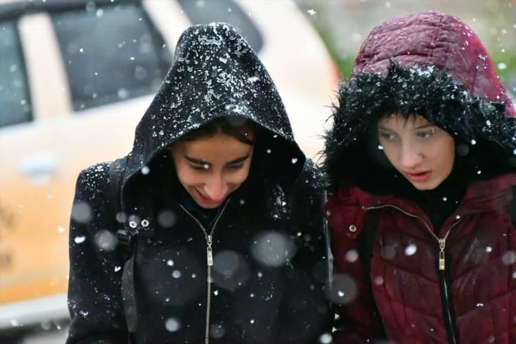 <p><strong>İÇ ANADOLU</strong></p>

<p>Az bulutlu ve açık geçeceği tahmin ediliyor. Sabah ve gece saatlerinde bölge genelinde pus ve yer yer sis hadisesi bekleniyor.</p>

<p>ANKARA °C, 15°C</p>

<p>Az bulutlu ve açık</p>

<p>ÇANKIRI °C, 14°C</p>

<p>Az bulutlu ve açık</p>

<p>ESKİŞEHİR °C, 15°C</p>

<p>Az bulutlu ve açık</p>

<p>KAYSERİ °C, 15°C</p>

<p>Az bulutlu ve açık</p>

<p><br />
(Fotoğraf: KARS)</p>
