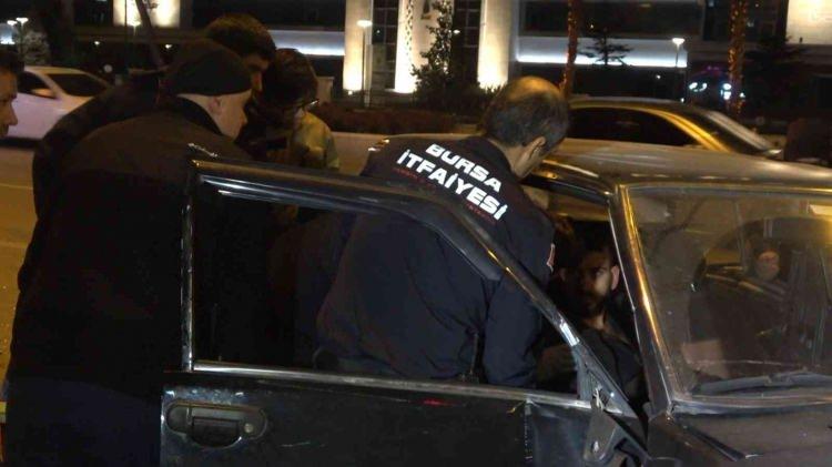 <p>Öte yandan polis, kaza ile ilgili tahkikat başlatırken, gözünü hastanede açan kazazedenin hayati tehlikesinin olmadığı öğrenildi.</p>
