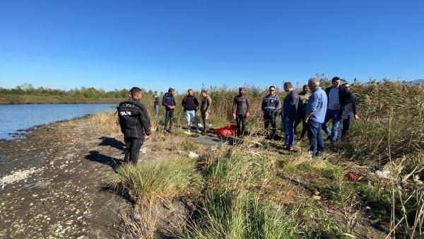 <p>Polis ekipleri, ihbar sonrası harekete geçti. Deniz polisleri de tekne ile bölgeye geldi. Dalgıç kıyafetleri giyerek, midye avlayan 5 kişi sahile çıkarıldı. </p>
