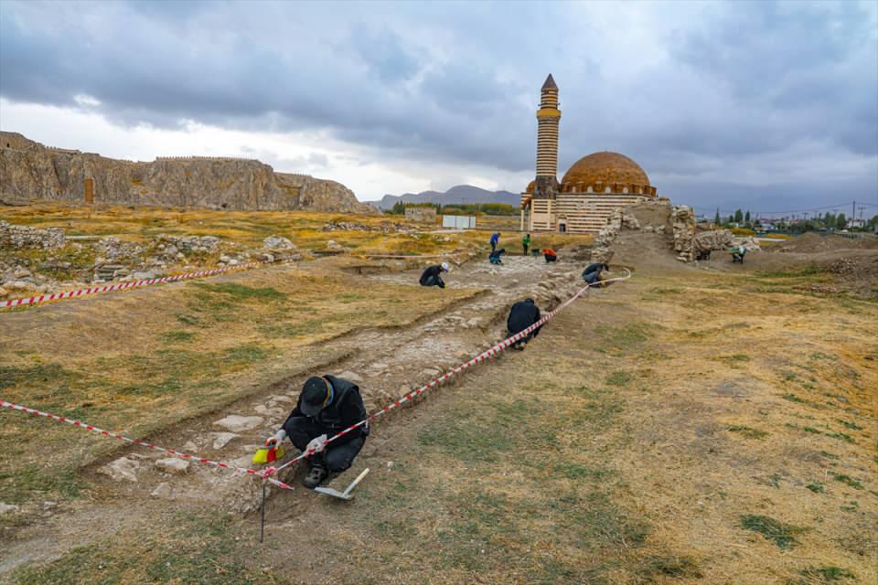 <p>Kazılarda top gülleleri, tüfek ve yoğun şarapnel parçaları ile mermi kovanları ortaya çıkardık. Kazılarda özellikle bu savaşın izine rastladık. </p>
